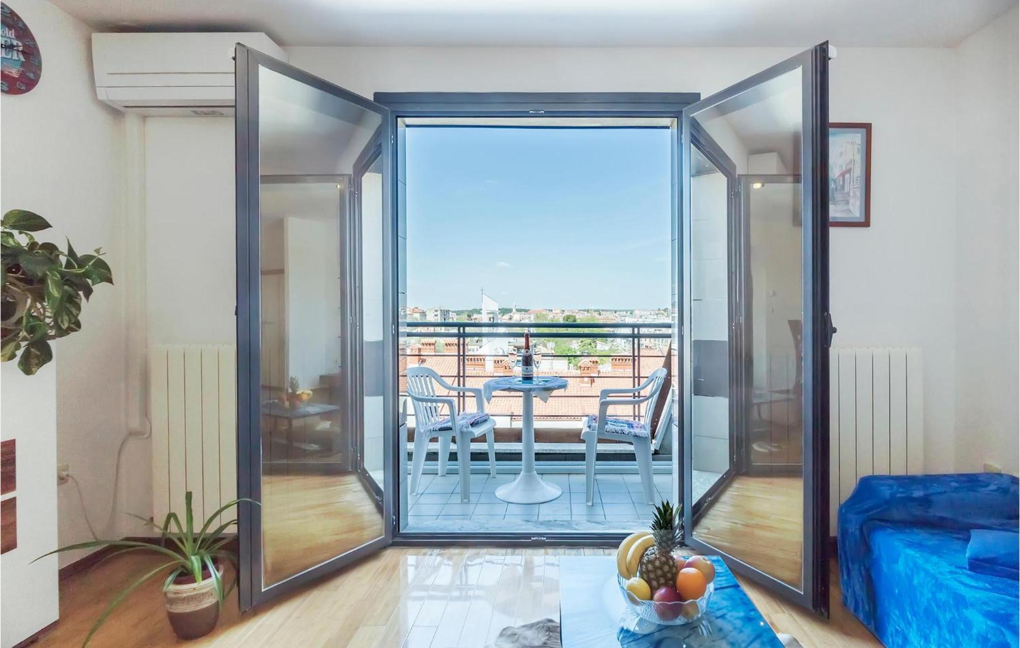 1 Bedroom Beautiful Apartment In Pula Exterior foto